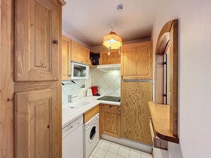 Fridge, microwave, dishwasher, coffee/tea maker - Chamonix: 3-room apartment, 6 pax, parking, balcony (Chamonix-Mont-Blanc)