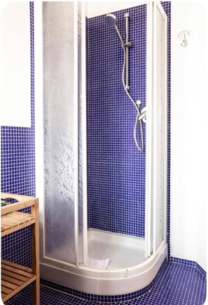 Douche, sèche-cheveux, bidet, serviettes fournies