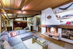 Televisión y chimenea