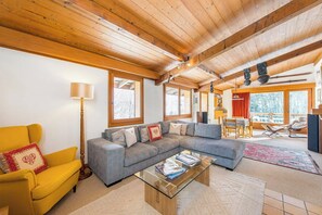 Televisión y chimenea