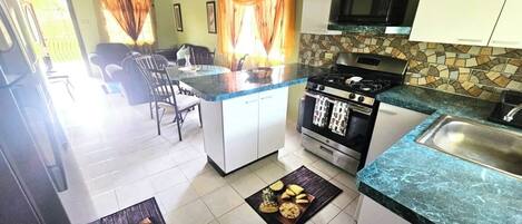 Geladeira, micro-ondas, fogão, cooktop