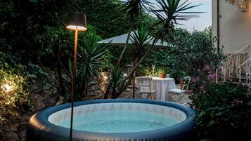 Tina de hidromasaje al aire libre