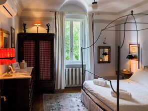 6 bedrooms, iron/ironing board, WiFi, bed sheets