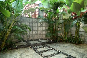 Deluxe Double Room, 1 King Bed | Bathroom | Towels, soap, shampoo, toilet paper