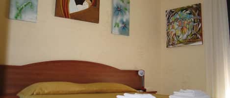 Iron/ironing board, WiFi, bed sheets