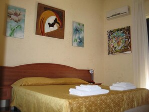 Tabla de planchar con plancha, wifi y ropa de cama 