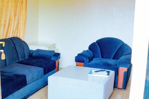 Habitación doble Confort | Área de sala de estar | Impresora 