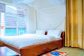 Habitación doble clásica, balcón | Tabla de planchar con plancha y wifi gratis 