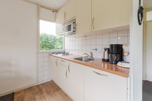Een koelkast, een magnetron, een vaatwasser