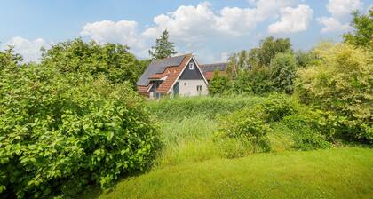 Peaceful Holiday Home by the Lake & Nature Reserve