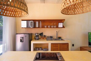 Kjøleskap, mikrobølgeovn, ovn og kokeplater