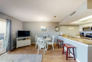 Réfrigérateur, four à micro-ondes, un four, surface de cuisson