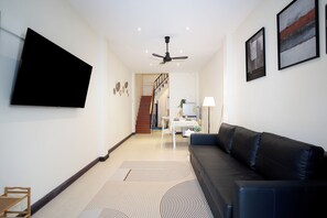 House, 2 Double Beds | Living area | 40-inch Smart TV with digital channels