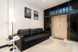 House, 2 Double Beds | Living area | 40-inch Smart TV with digital channels