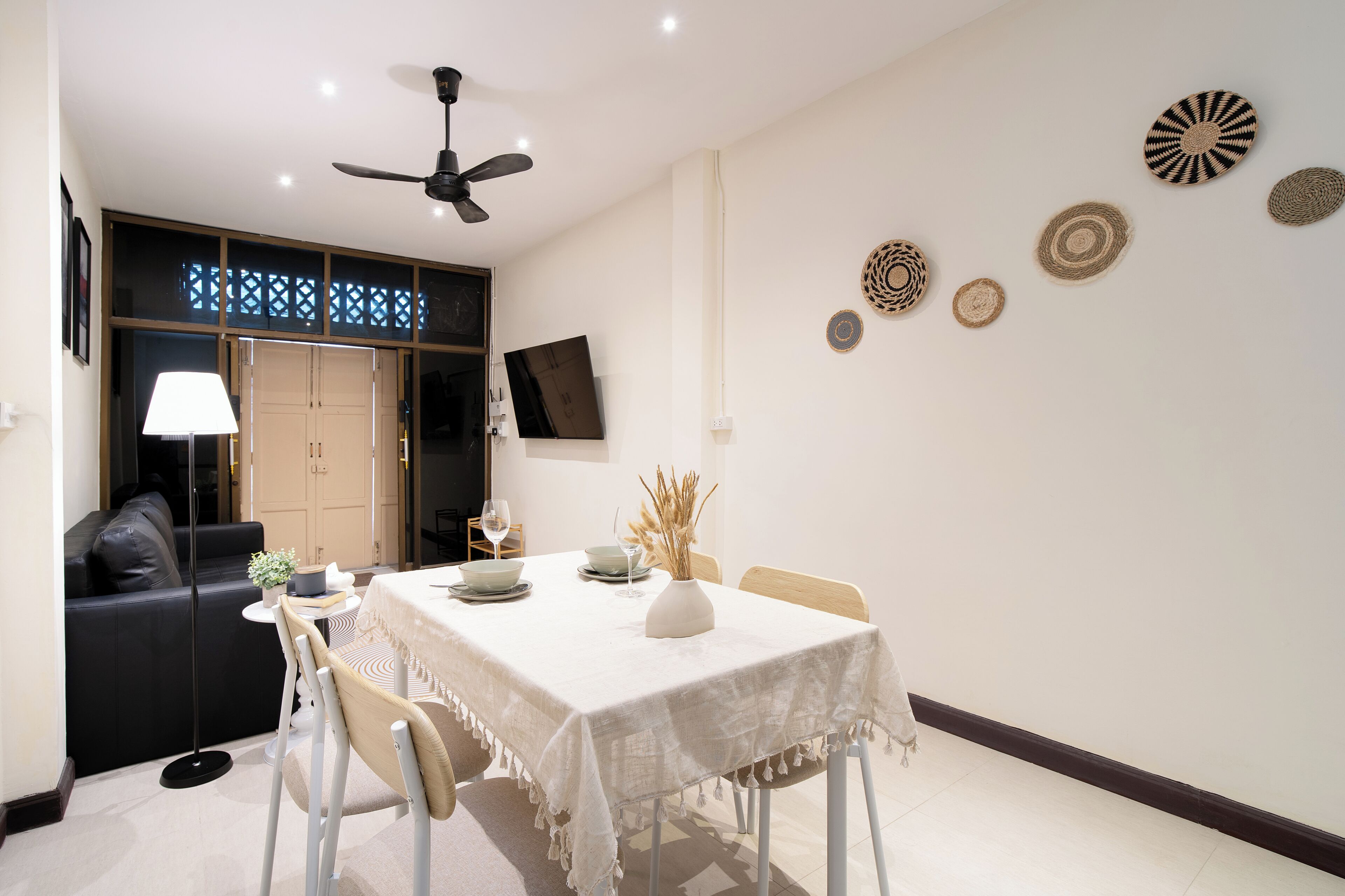 Hus, 2 dobbeltsenger | Oppholdsområde | En 40-tommers smart-TV med digitale kanaler