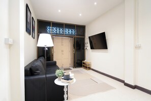 House, 2 Double Beds | Living area | 40-inch Smart TV with digital channels