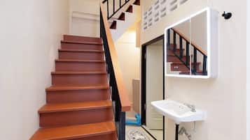Nhà, 2 giường đôi | Phòng tắm | Buồng tắm vòi sen, vòi sen phun mưa, đồ dùng nhà tắm miễn phí
