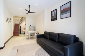 하우스, 더블침대 2개 | 거실 공간 | 디지털 채널 시청이 가능한 40인치 스마트 TV