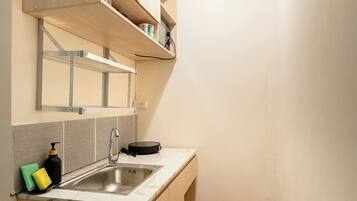 Hus - kök | Eget kök | Grytor/köksredskap, frys och matbord