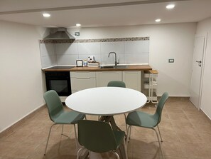 Réfrigérateur, four, plaque de cuisson, cafetière/bouilloire