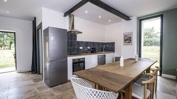 Fridge, oven, dishwasher, coffee/tea maker
