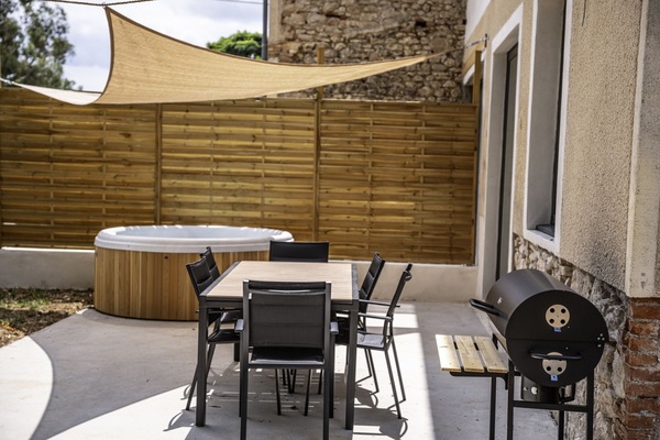 Terrace with Spa - Garden furniture - Barbecue