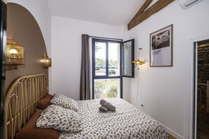 3 slaapkamers, een strijkplank/strijkijzer, gratis wifi, beddengoed