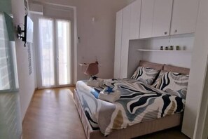 1 chambre, fer et planche à repasser
