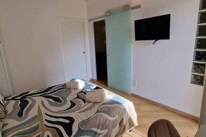 1 chambre, fer et planche à repasser