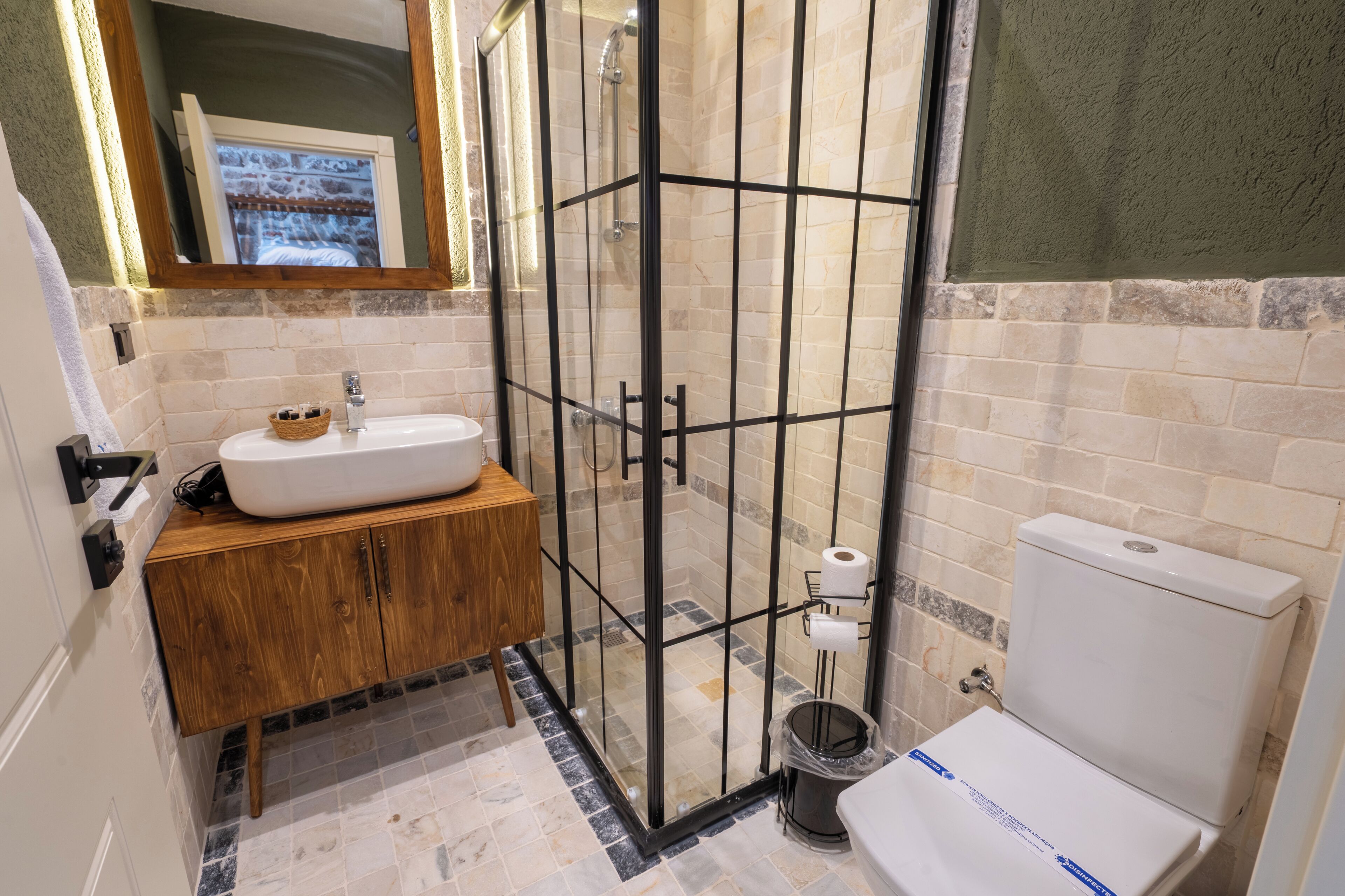 Classic Room | Bathroom | Shower, hair dryer, soap, shampoo