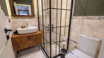 Habitación clásica | Baño | Regadera, secadora de cabello, jabón, shampoo