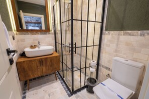 Classic Room | Bathroom | Shower, hair dryer, soap, shampoo - BlueBoz (Küçükköy)