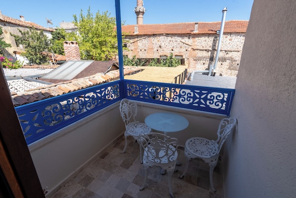 Comfort-Doppelzimmer, Balkon, Blick auf den Innenhof | Terrasse/Patio