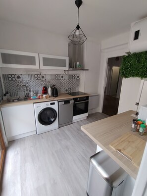 Micro-ondes, four, plaque de cuisson, lave-vaisselle