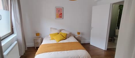 Iron/ironing board, WiFi, bed sheets