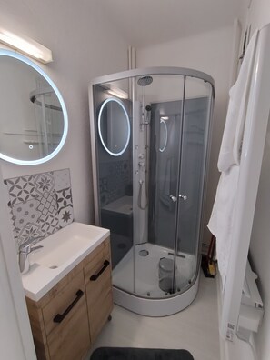 Douche, sèche-cheveux, serviettes fournies, papier toilette