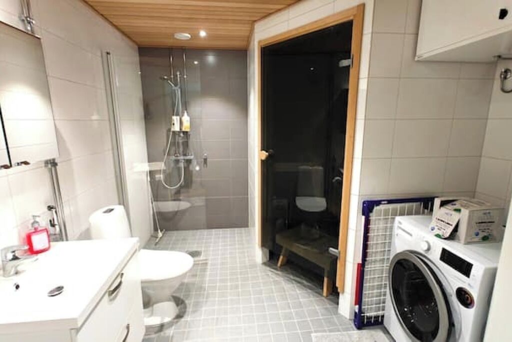 Sèche-cheveux, bidet, serviettes fournies, savon