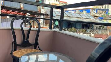 Deluxe Twin Room, City View | Pemandangan balkoni