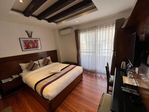 Dobbeltrom – deluxe, byutsikt | Skrivebord, skrivebord for bærbar PC og wi-fi (inkludert)