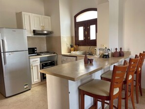 Frigorífico, microondas, horno y placa de cocina