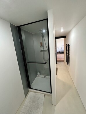 Dusche, Handtücher, Seife, Toilettenpapier