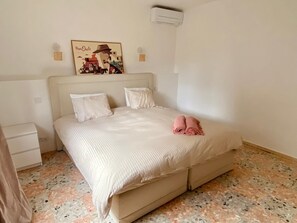 4 bedrooms, WiFi, bed sheets