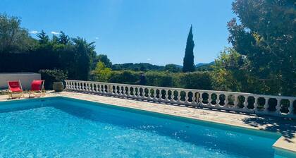 Villa idéale pr famille ou 2 couples d'amis. Grande piscine, cuisine extérieure