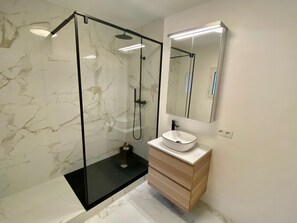 Dusche, Haartrockner, Handtücher, Seife