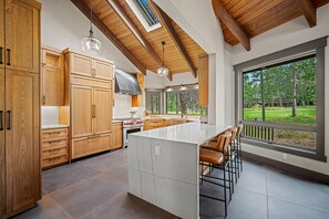 Fridge, microwave, oven, stovetop - Sleeps 14+ | 7 bed, 6 bath | SHARC | EV | Peloton (Sunriver)