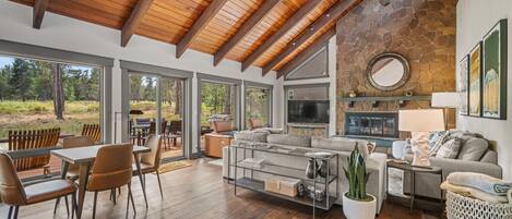 Smart-tv, eldstad, tv-spel och ett bordtennisbord