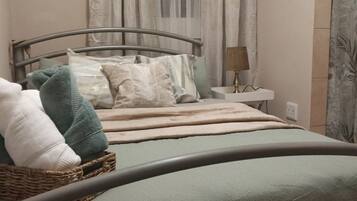 1 bedroom, desk, WiFi, bed sheets