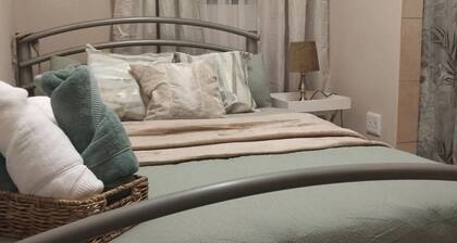 Your tranquil Cosy Semi- detached Guest wing in Cape Town’s Northern Suburbs!