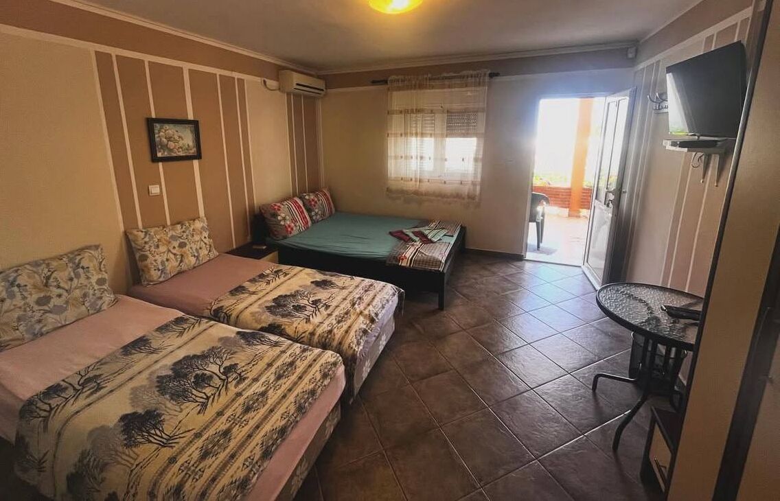 1 habitación, tabla de planchar con plancha, wifi gratis y ropa de cama 