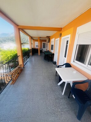 تناول الطعام بالخارج